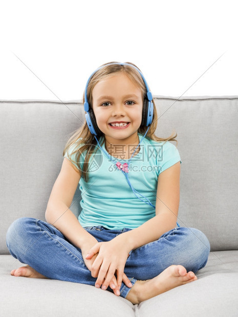 坐在地上戴着耳机的可爱小女孩图片