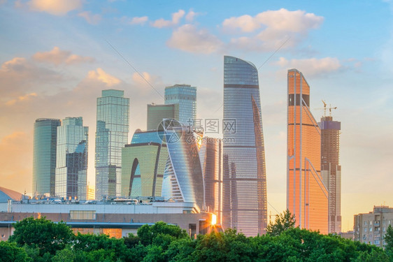 日落时在俄罗斯莫科市天际商业区黎明地标金的图片