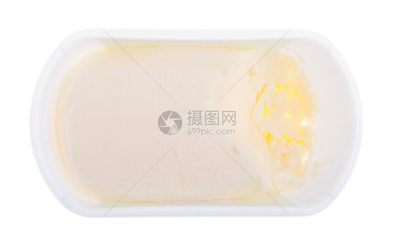 在白色背景隔离的塑料浴缸上闭着黄油和乳制品人造食物图片