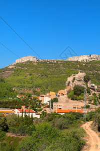 西班牙山脉中历史悠久的Pratdip村自然岩石西班牙语图片