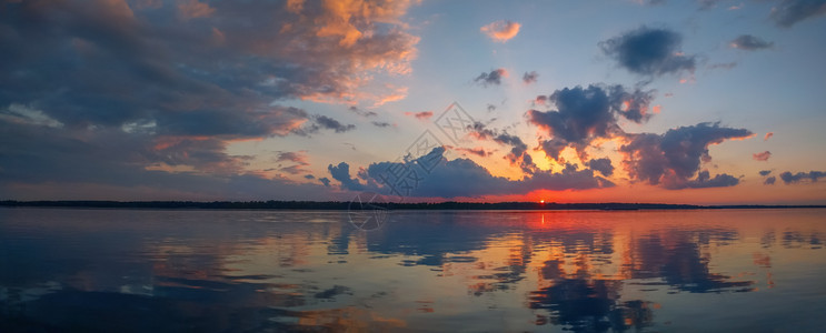 日落的夜晚Dnieper河景色美丽的天空夏图片