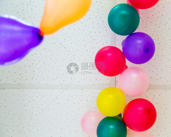 生日在天花板上挂着的多彩气球庆祝典图片