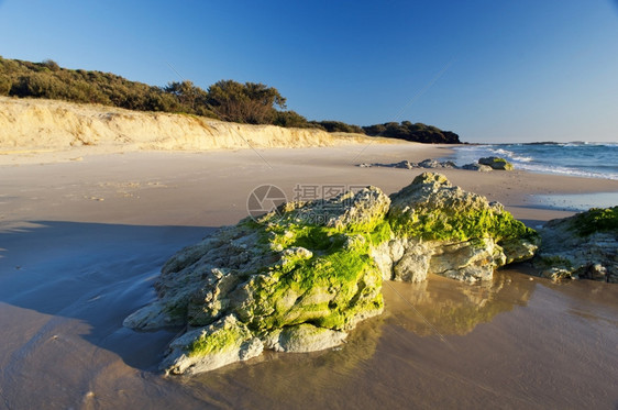 海洋旅行假期澳大利亚昆士兰州斯特劳克岛日出时落石图片