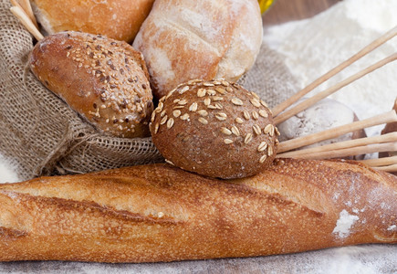 烘烤的破碎新鲜面包类组合背景小麦法国面包图片