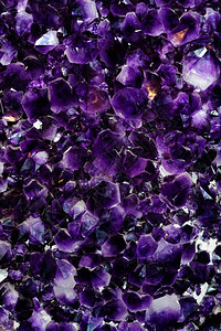紫晶水闪亮的利用美丽紫铁丝晶半贵重石天然抽象底紫铁晶和结的精美合金和纹理图片