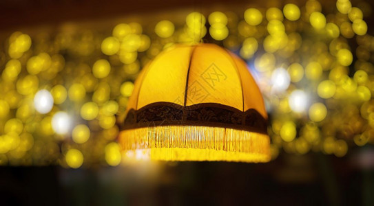 Bokoh背景的咖啡厅灯头背景的咖啡厅黄色对角线灯罩图片