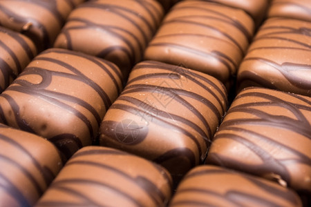 手工制作的食物涂有条纹式巧克力的棕色图片