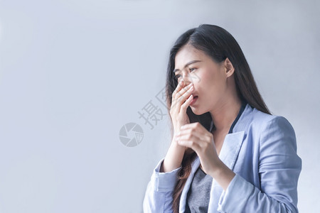 咳嗽和患有流感染病的妇女或可能有感染Covid19的冠状妇女大流行脸一种图片