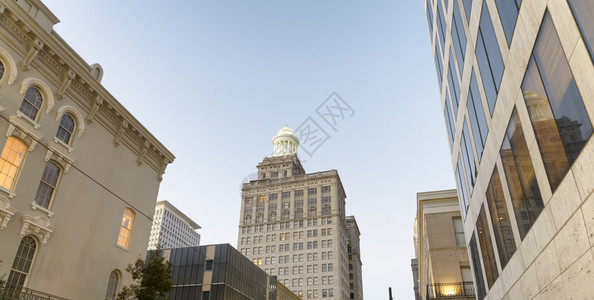 旅游日落时新奥尔良街道大楼鹅肝城市的图片