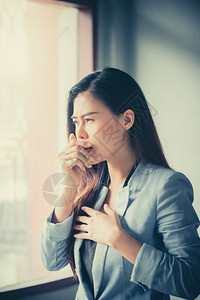 流行病女孩一种咳嗽和患有流感染病的妇女或可能有感染Covid19的冠状妇女图片