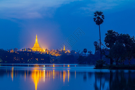 日落时缅甸仰光金塔教科文组织夜晚建造图片