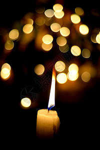 夜晚里一朵蜡烛火和bokeh橙圣诞节图片
