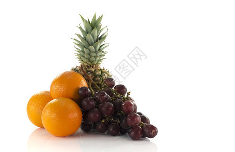 梅洛白上孤立的红葡萄橙和菠萝水果绿色生的图片
