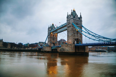 伦敦的铁塔桥早上在大不列颠泰晤士河吊桥城市的图片