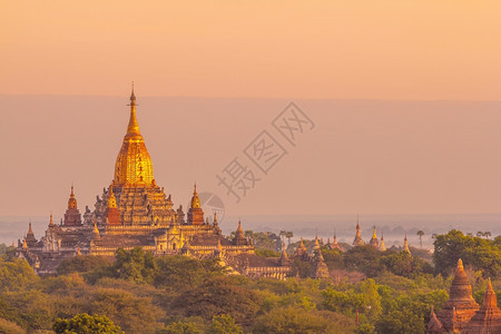缅甸日落时尚的天线市中心城风景寺庙观图片
