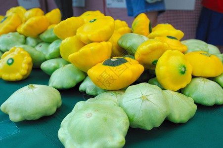 市场在板顶上的帕蒂潘或太阳日落上撒布的绿色和黄帕蒂潘壁球饮食有机的图片