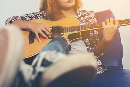青少年音乐剧保持轻时装女弹吉他背景图片