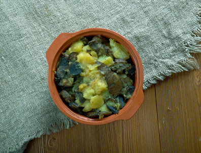 Tushanka白俄罗斯木本土豆炖料洋葱一种午餐背景图片