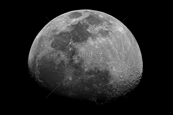 月亮闪耀在黑色背景上详细的闪亮终结者图片