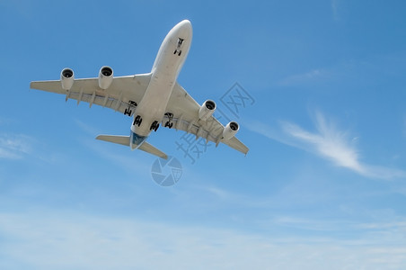 大型喷气式飞机降落在蓝云天空中低级喷射巨无霸图片