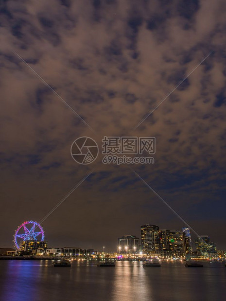 地标Melboune市维多利亚港夜光照亮口观图片