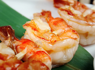 食物亚洲串烧的日本海鲜皇室虾鱼闭合图片