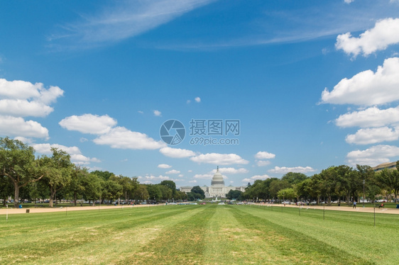 天空长椅俯视华盛顿市前草坪的美国首都大厦图示式楼在华盛顿特区蓝色的图片