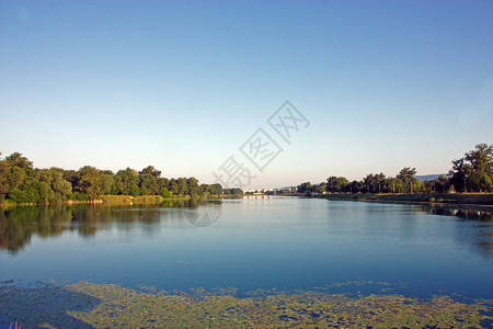 扎格勒布Jarun湖美丽的绿色娱乐公园区休闲的水田诗般图片