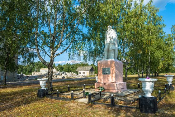 纪念馆俄罗斯Kostroma地区Pervomayka村的伟大战争中阵亡士同胞们纪念日夏天阳光明媚蓝色的乡下人图片