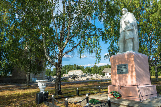 晴天村庄苏联俄罗斯Kostroma地区Pervomayka村的伟大战争中阵亡士同胞们纪念日夏天阳光明媚图片