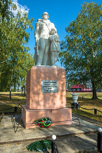 坟一种俄罗斯Kostroma地区Pervomayka村的伟大战争中阵亡士同胞们纪念日夏天阳光明媚伟大的图片