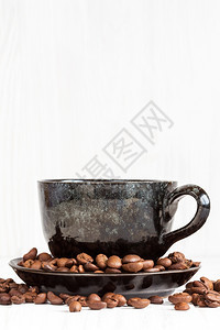咖啡豆和黑色咖啡杯图片