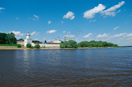 俄罗斯大诺夫哥德尤里耶修道院云古老的夏天图片