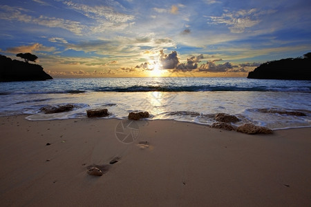 波浪冷清黎明加勒比库拉索的杰雷米海滩日落图片