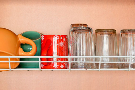 碗盘架上的干杯和子厨房洗碗机闪亮的图片