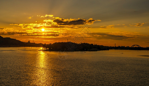乌克兰基辅0712乌克兰基辅Dnieper河景象在乌克兰基辅的Dnieper河上阳光明媚的夏日之夜城市首都落图片