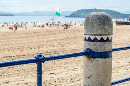 建筑学老的蓝色在西班牙桑坦德的海滩上划开赛道的栏杆详细节图片