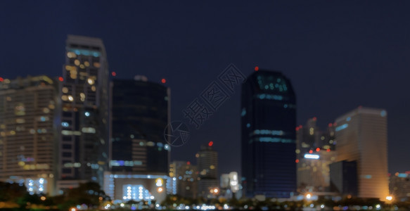 丰富多彩的抽象夜间曼谷天空线反射水模糊bokeh背景天际线图片