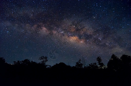 夜晚天空中的银河星空图片