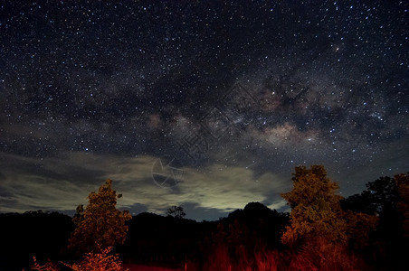 夜晚天空中的银河星空图片