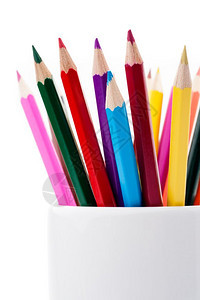白色笔筒中的彩色铅笔背景图片