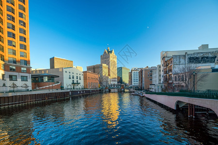 建筑的户外风景在威斯康星州密尔沃基市下城与Milwaukee河沿岸建筑物的天际线图片