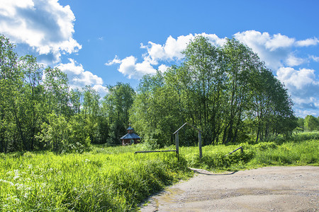 夏天教堂绿色俄罗斯科托马地区索利加茨斯基区Tverdislevo村为纪念神之母亲提赫文像而圣的春天图片