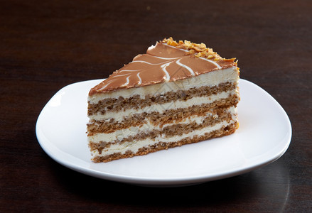 白盘子上的蛋糕晒干可口甜的图片