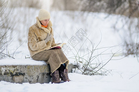 雪地里看书的女人图片