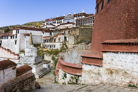 老的亚洲甘登修道院是最重要的Gelugpa佛教寺庙之一在喜马拉雅山高度为450米176英尺建筑学图片