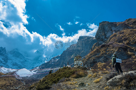 2018年4月3日尼泊尔马南市拉里帕山洞附近旅游者时间在2018年4月3日的Sunny风景优美亚洲自然图片
