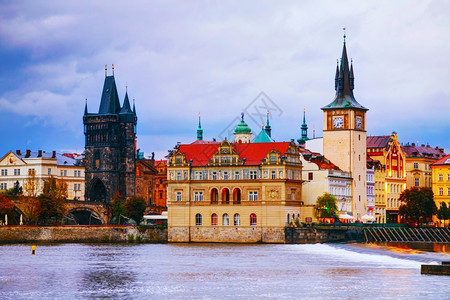 伏尔塔瓦河波西米亚历史的晚上在布拉格旧城和查尔斯桥塔位于布拉格图片