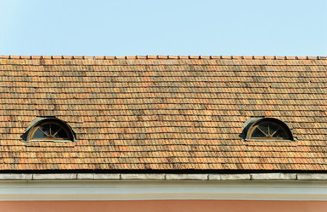 平铺在白俄罗斯明克的老地方Trinity郊区有两扇阁楼窗户的旧砖屋顶白俄罗斯语棕色的图片