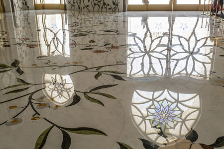 白色的反射在阿联酋布扎比的SheikhZayedGrand清真寺上祈祷厅极好的大理石地板反映了其窗户的调整错综复杂图片